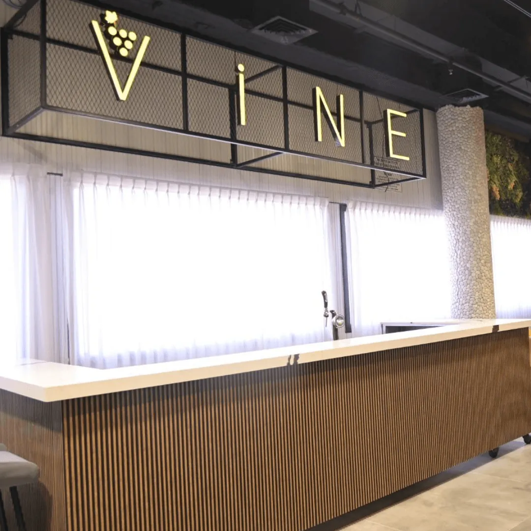 דלפק הבר באולם Vine, חיפוי עץ ושלט Vine מואר
