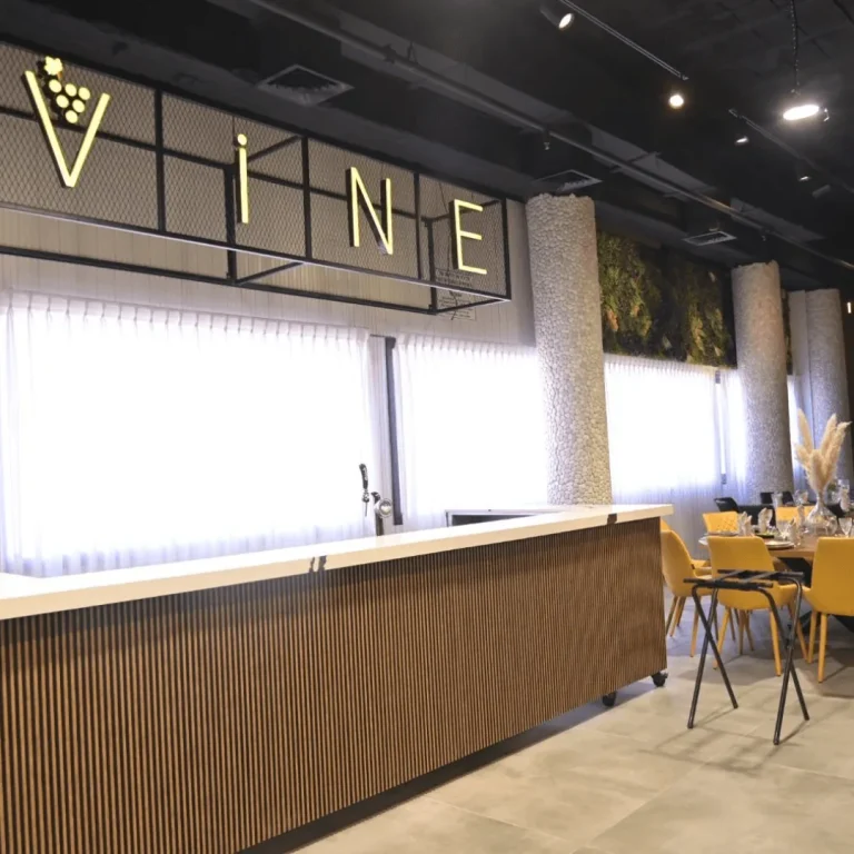 הבר של Vine עם שלט הלוגו המואר מעליו