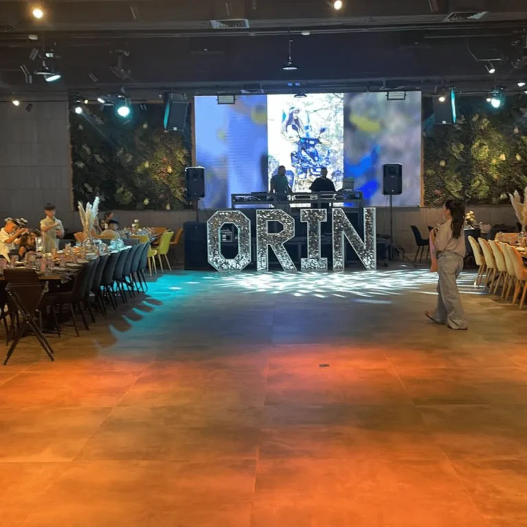רחבת הריקודים באולם Vine, עם מסך LED ענק ועמדת דיג׳יי